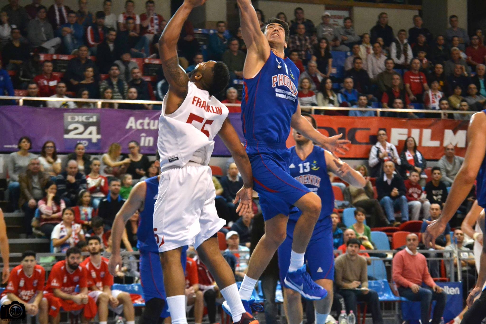 Baschetbaliştii de la Phoenix au fost învinşi la mare luptă în primul meci din play-off