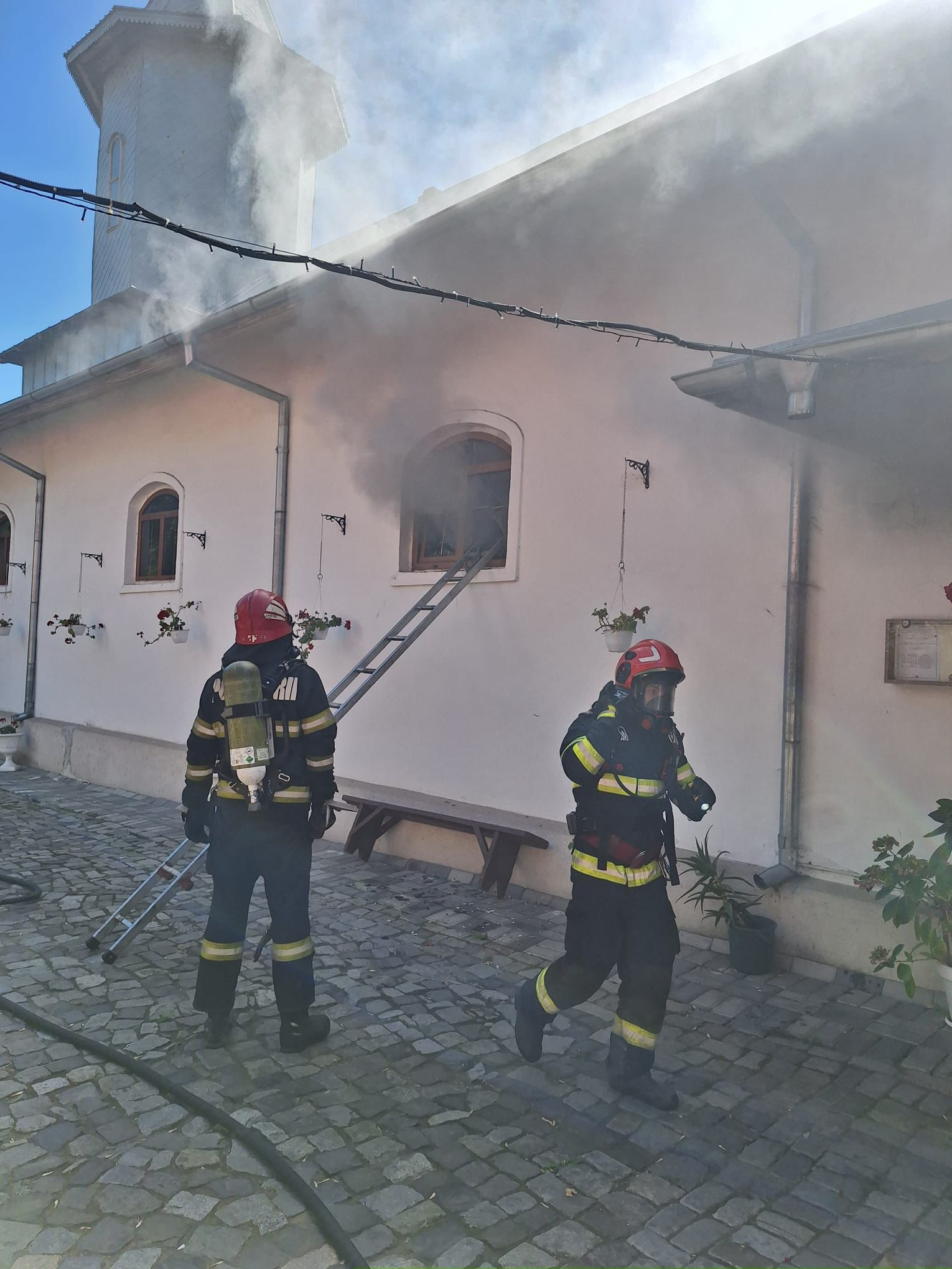 UPDATE: Incendiu la Biserica „Sf. Filofteia”. De la ce a pornit totul (FOTO & VIDEO)
