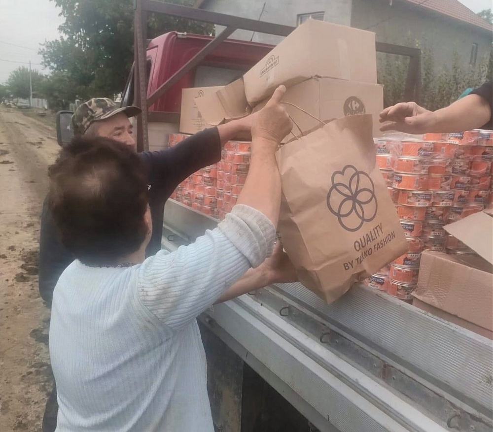 Continuă distribuirea alimentelor și cazarmamentului pentru cei afectaţi de inundații