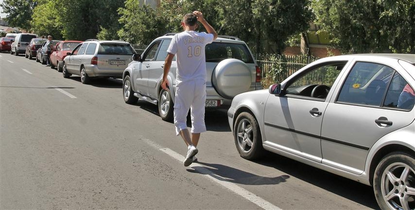 Nebunie la Trecere Bac din cauza maşinilor parcate pe interzis
