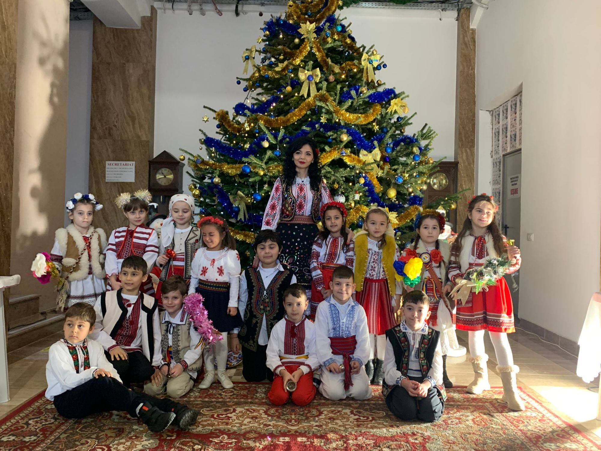 Colindătorii de la Colegiul Național „C. Negri”, la redacție (VIDEO)