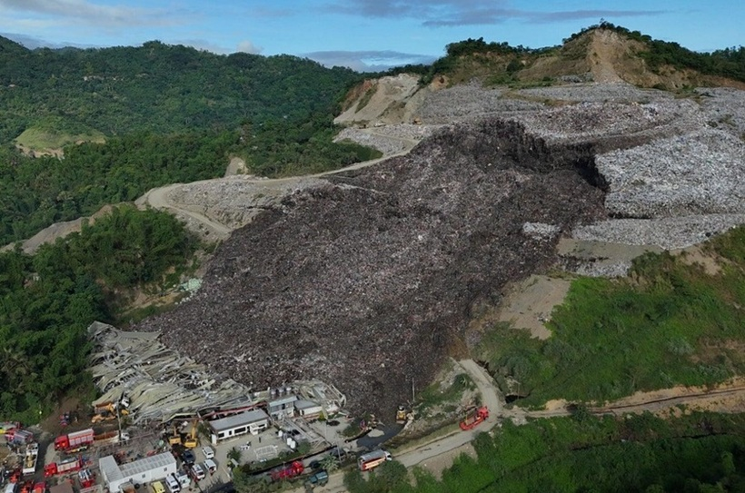 Îngropați de vii sub un munte de gunoaie