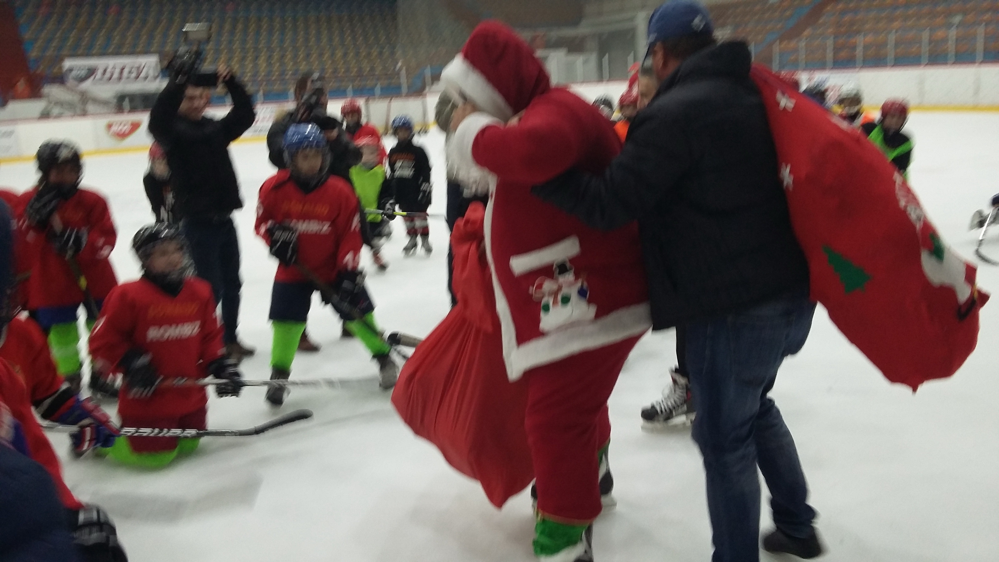 Moş Crăciun pe patine pentru a oferi cadouri micilor hocheişti