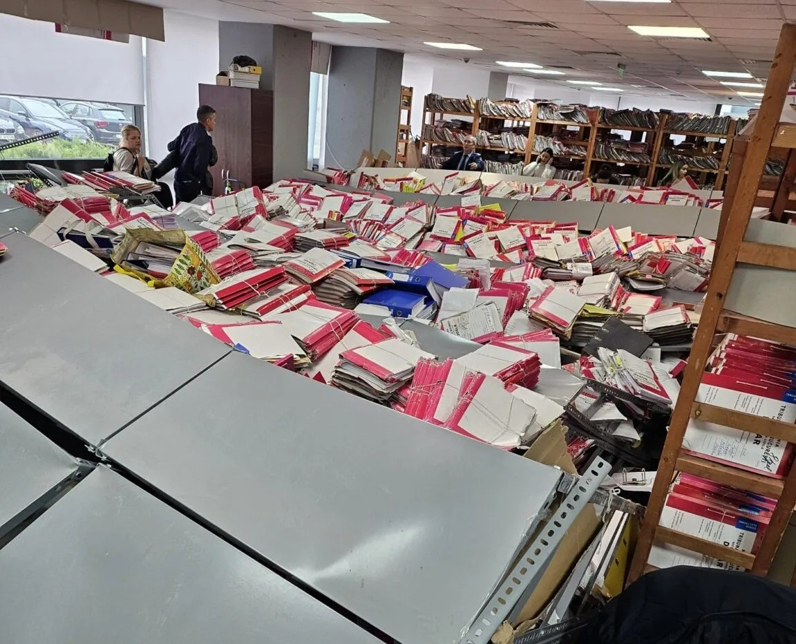 Grefieră rănită grav de dosarele din arhivă