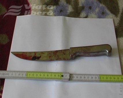Şi-a înfipt de trei ori cuţitul în piept