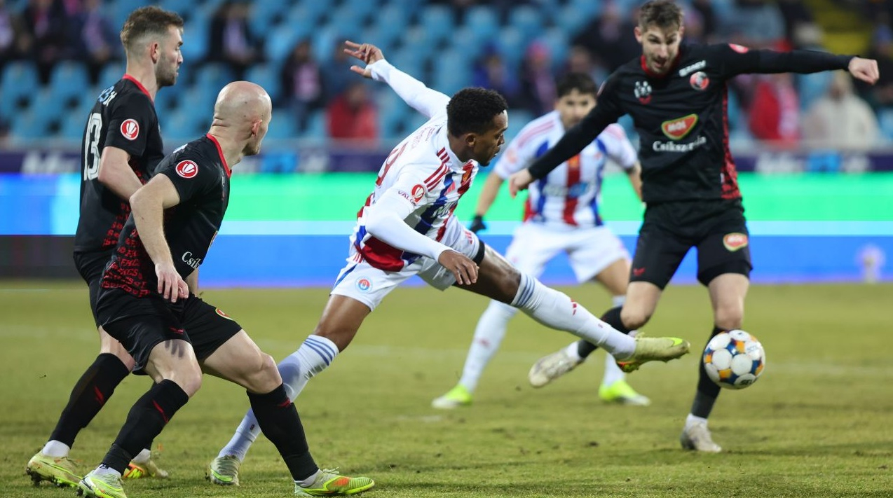 Oțelul mărșăluiește spre play-off, după ce a învins şi nocturna