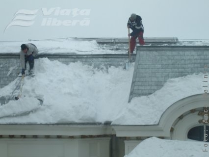 Jos zăpada de pe acoperişuri!
