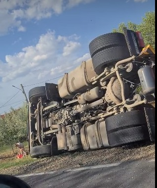 Tir răsturnat și două victime, pe DN 26
