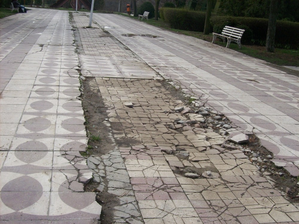 Parcul Cloşca din Galaţi se strică pe zi ce trece (FOTO)