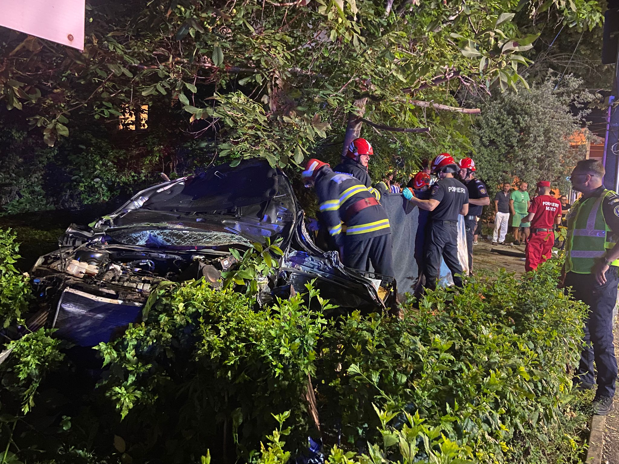 Intersecția de la Baia Comunală, blocată de un accident teribil. Un șofer a murit (VIDEO)