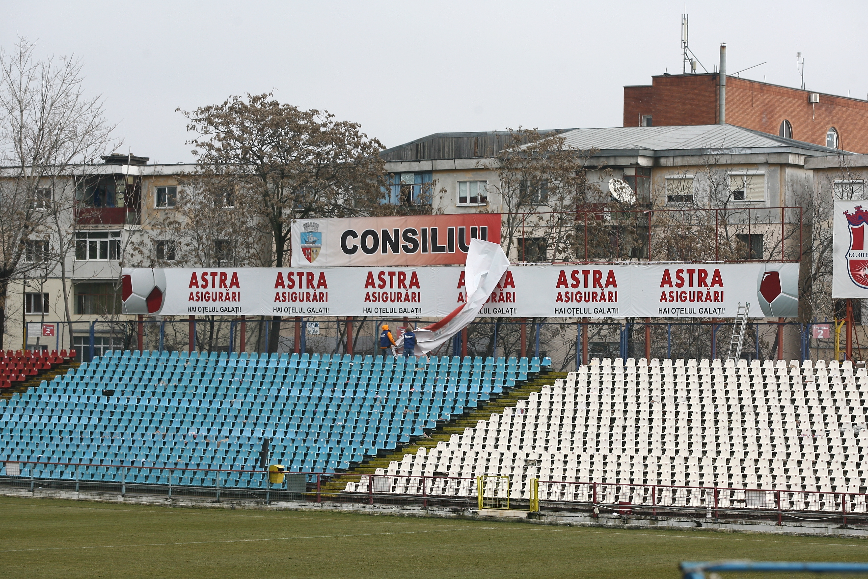 UPDATE Războiul continuă! Municipalitatea şi-a dat jos bannerele de la stadionul Oţelul