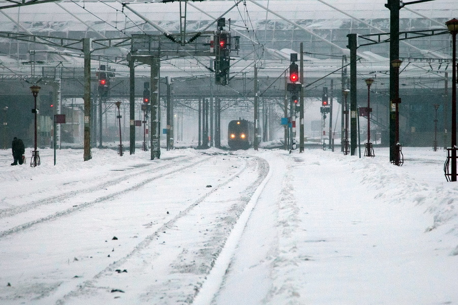 Sute de angajați ai CFR, mobilizați la deszăpezire