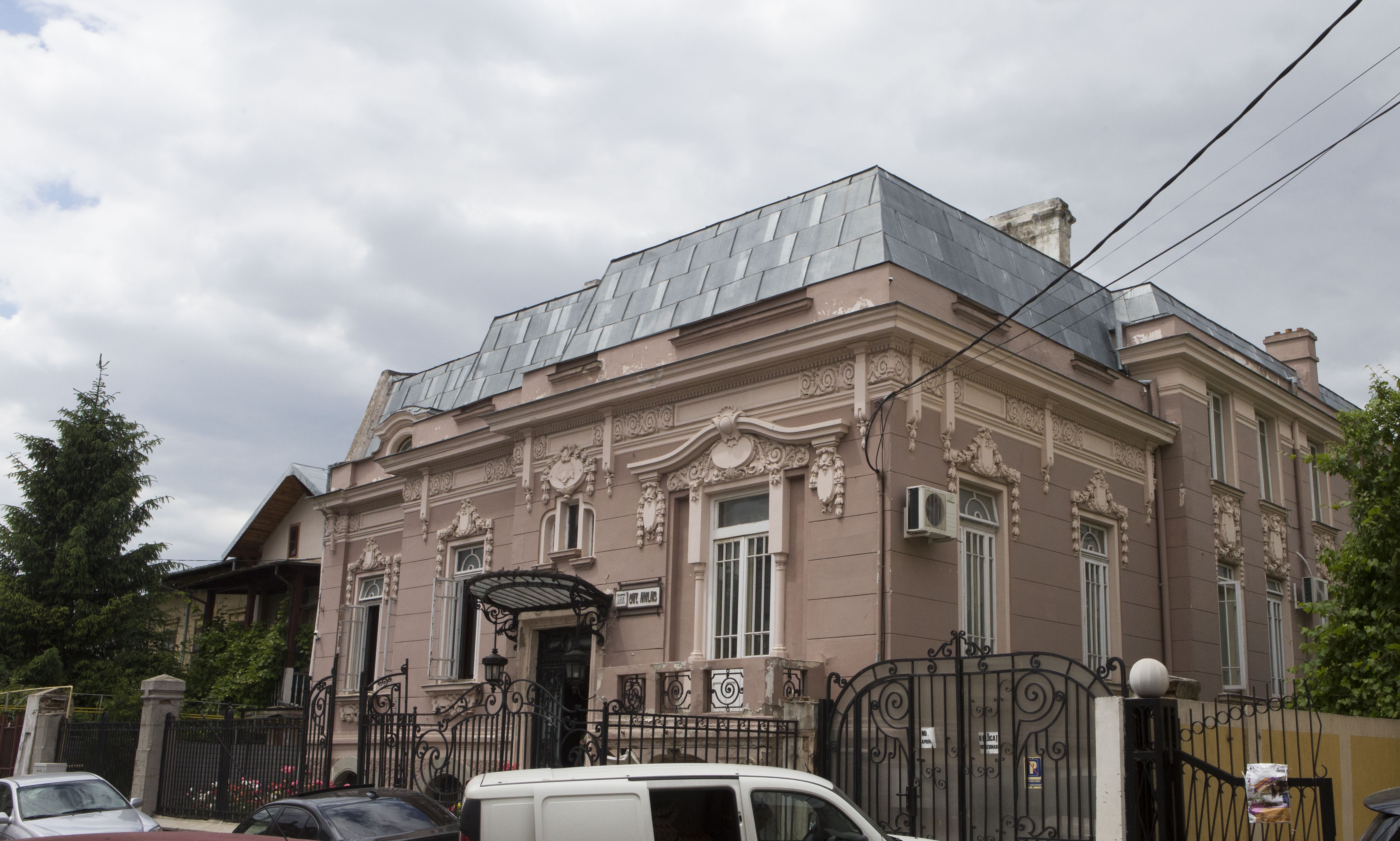 COMORI DE PATRIMONIU/ Fostul Dispensar TBC, CLĂDIRE UNICAT în Galaţi