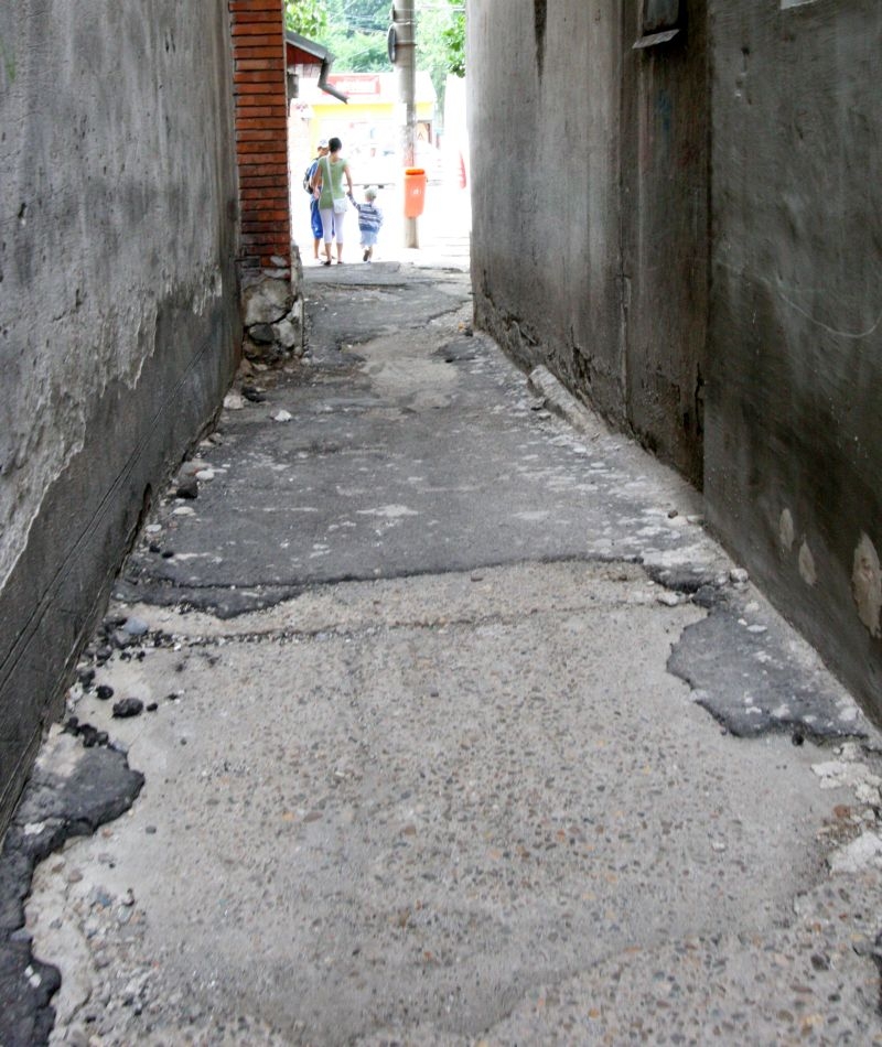 Gropi, mizerie şi nepăsare în Piaţa Energiei (GALERIE FOTO)