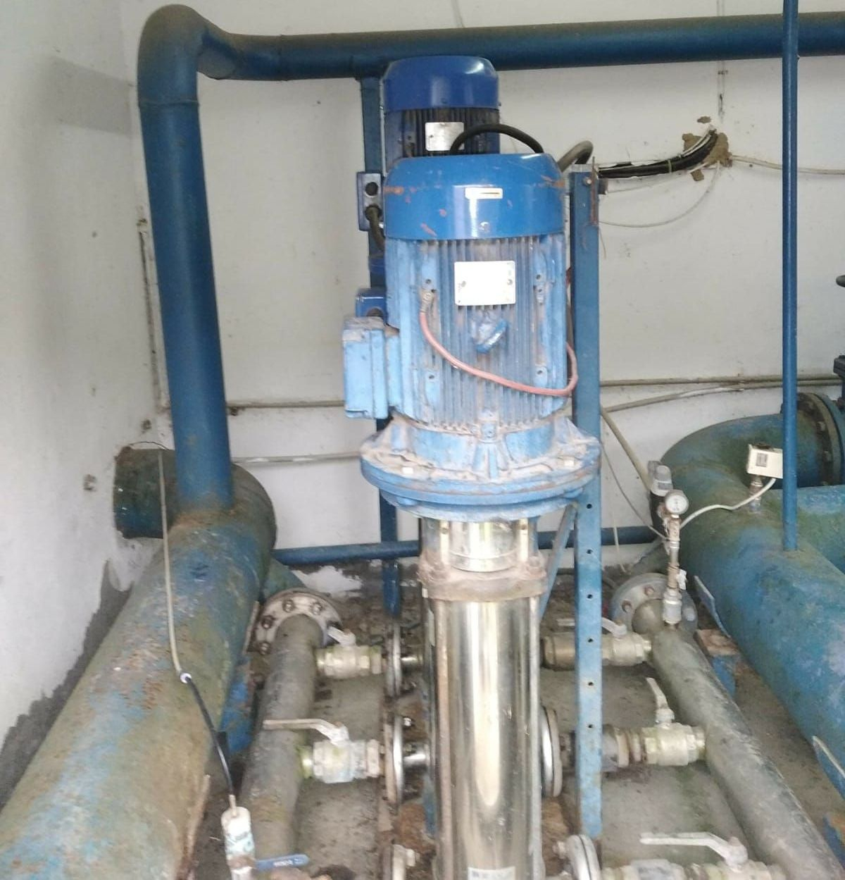 Apa cu viermi de la Vânători mai are mult până la limpezire. O problemă veche „de când lumea”