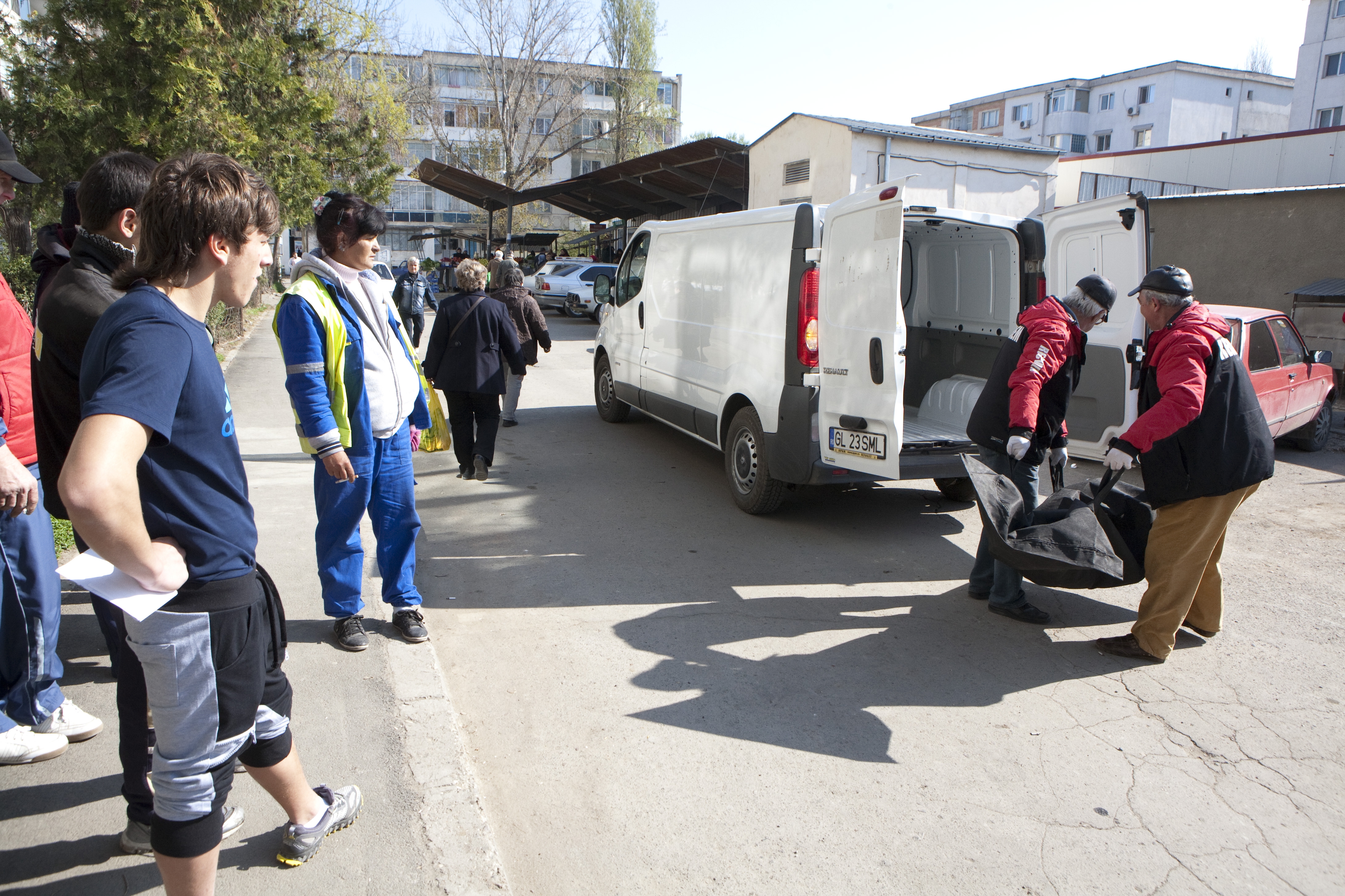 Un boschetar şi-a găsit sfârşitul în piaţa unde căra saci pentru tarabagii