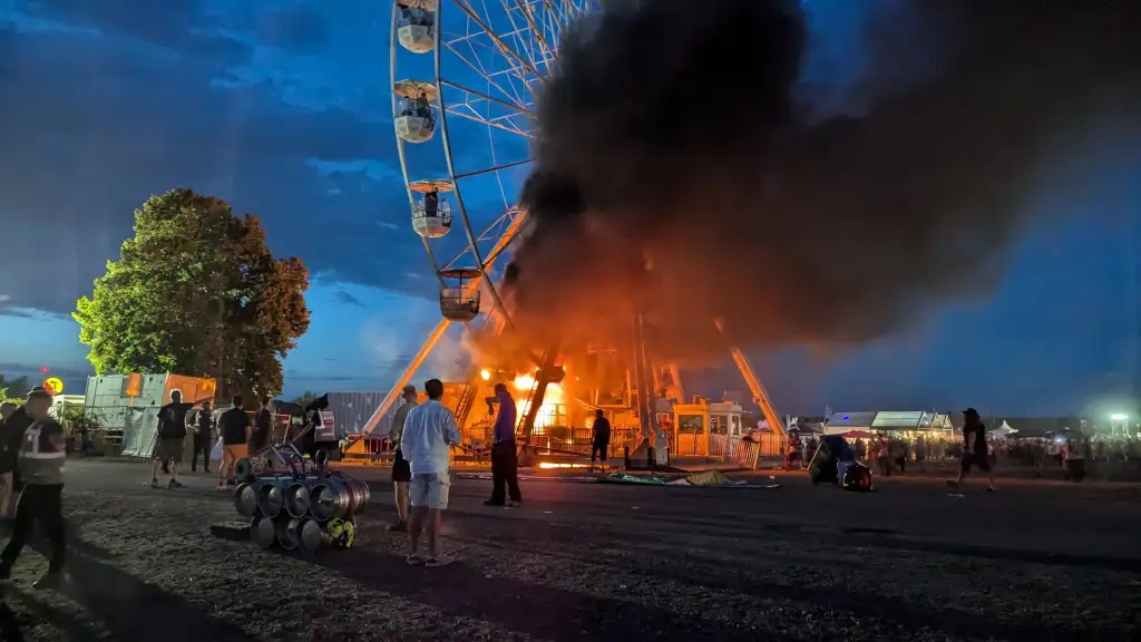 O roată panoramică a luat foc la un festival din Germania