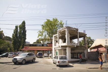 Primăria a câştigat: se demolează ruina de lângă Biserica Mavramol!