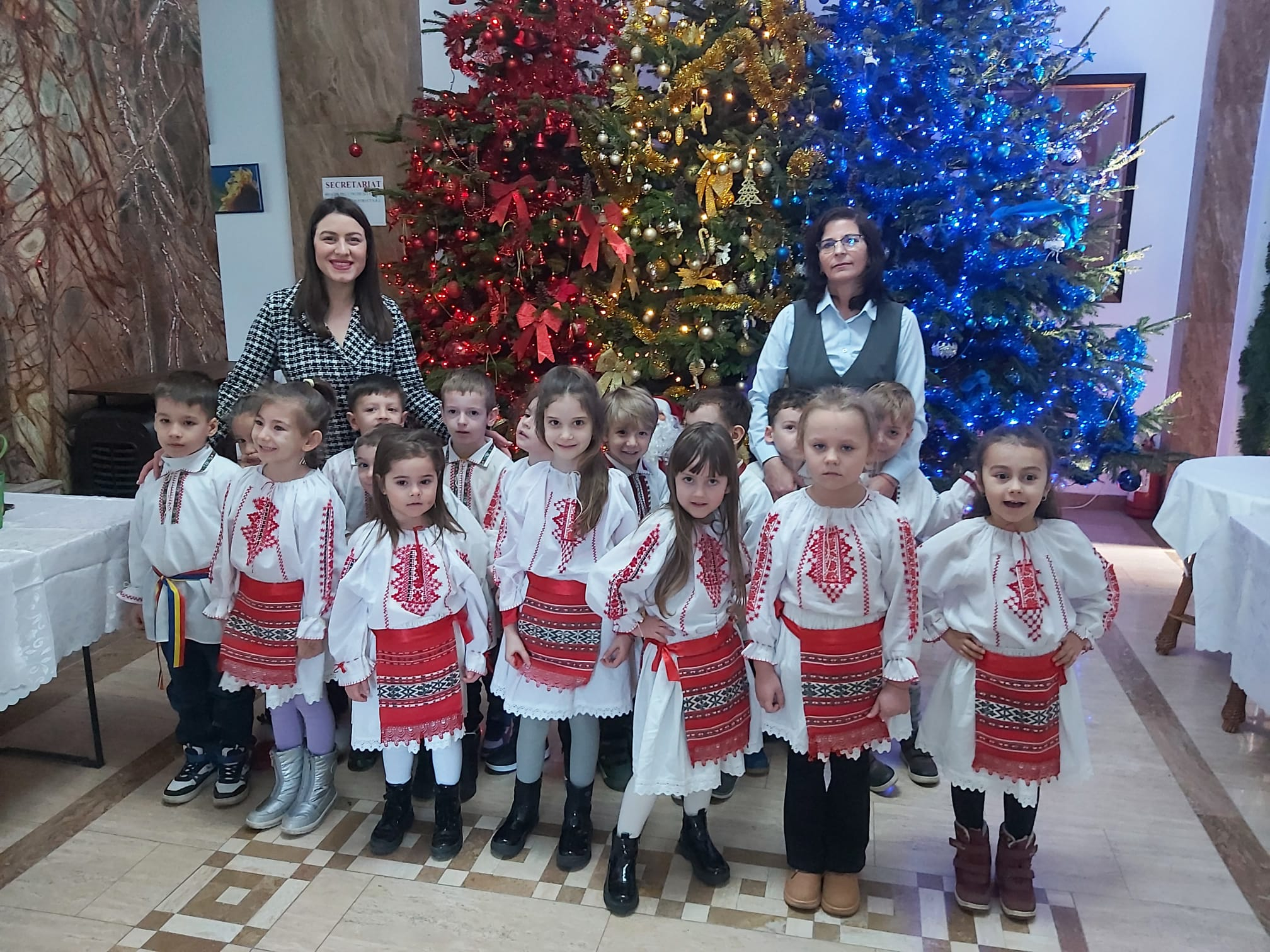 Voinicii de la Grădiniţa „Elena Doamna” şi doamnele lor minunate (video)