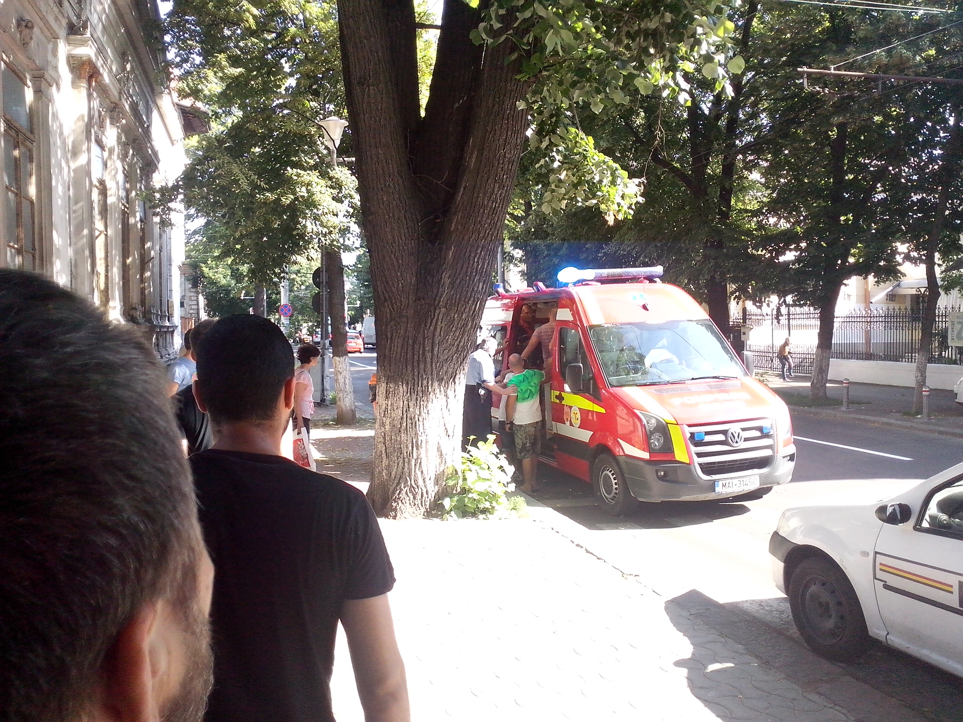 UPDATE/ Vânzătoarea unui chioşc de la Parfumul Teilor, ÎNJUNGHIATĂ la locul de muncă/ Făptaşul S-A PREDAT