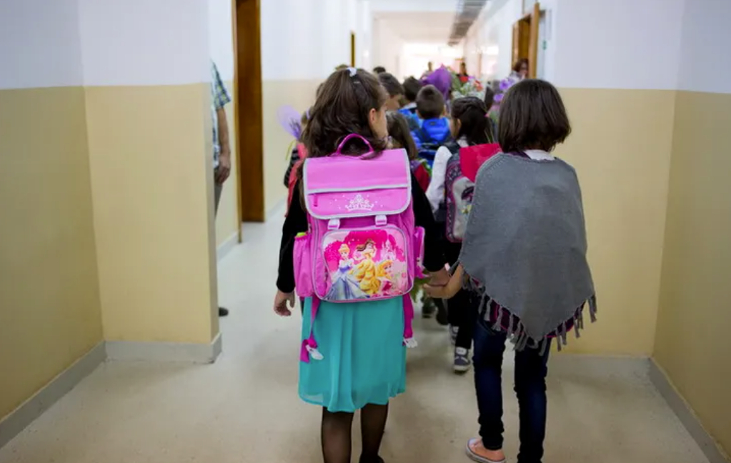 Goana după florile tradiționale din prima zi de școală, un obicei din ce în ce mai scump