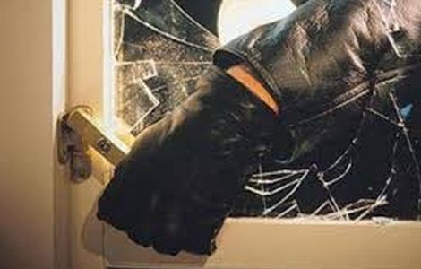 Trei tineri sunt suspectaţi de spargeri în serie