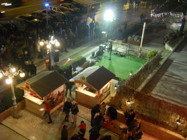 Petrecere înainte de Crăciun / "Moş-mob", vineri, în Piaţa Domnească