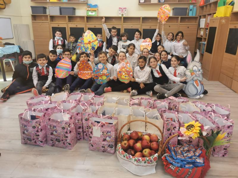 Iepuraşul, ajutat să împartă cadouri