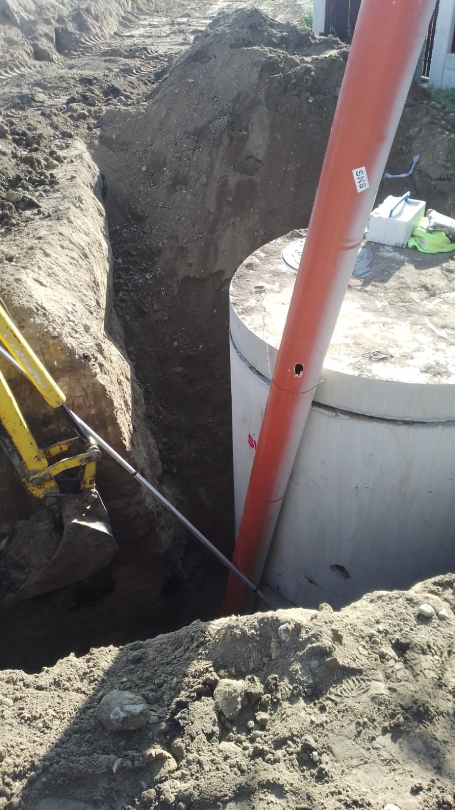 Bărbat salvat de sub un mal de pământ