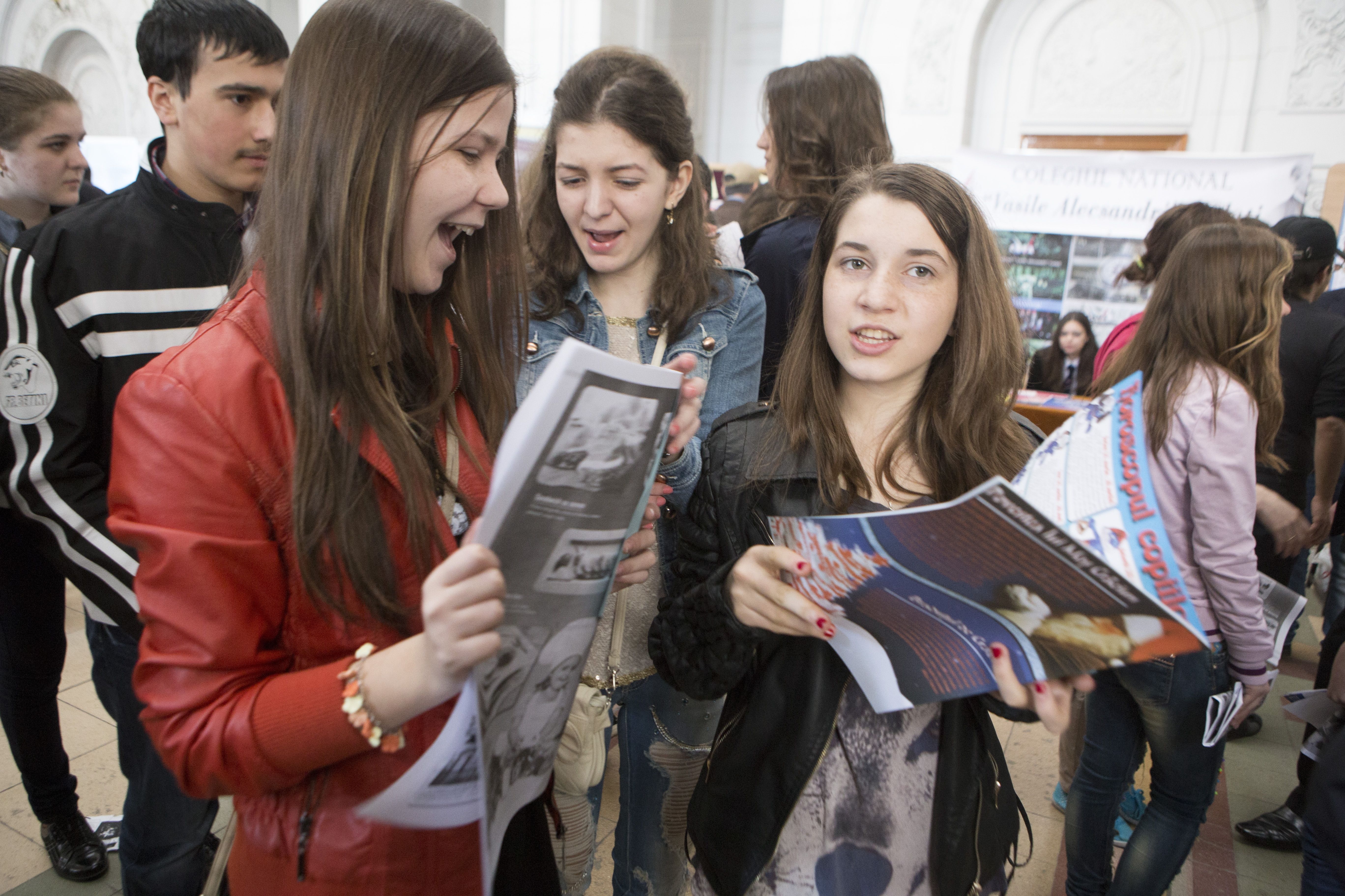 Vezi câte locuri la liceu şi şcoli profesionale sunt disponibile pentru elevii claselor a VIII-a