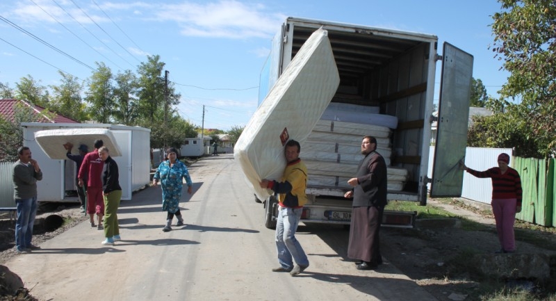 Parohia Ortodoxă Pinerolo, solidară cu gălăţenii / Saltele şi pături de la românii din Italia