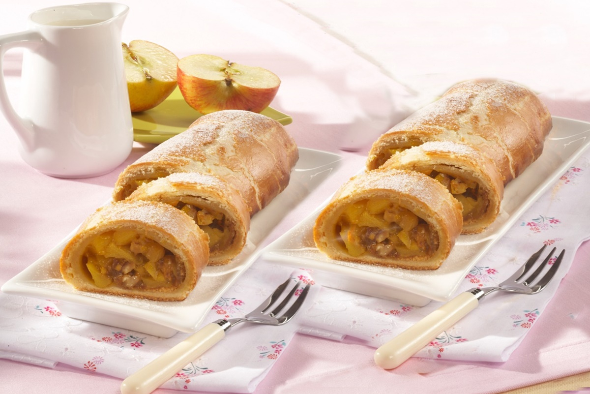 Ștrudel cu mere și nuci, reţetă din bucătăria austriacă