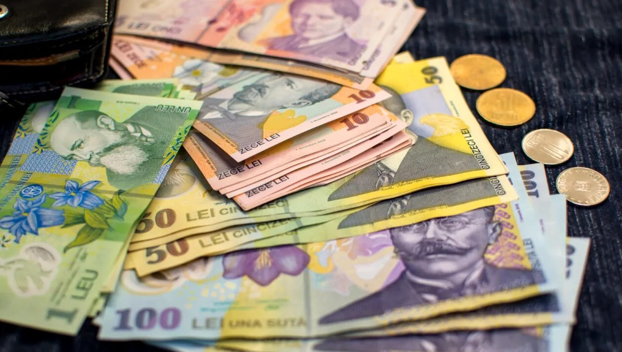 Euro a început săptămâna pe scădere