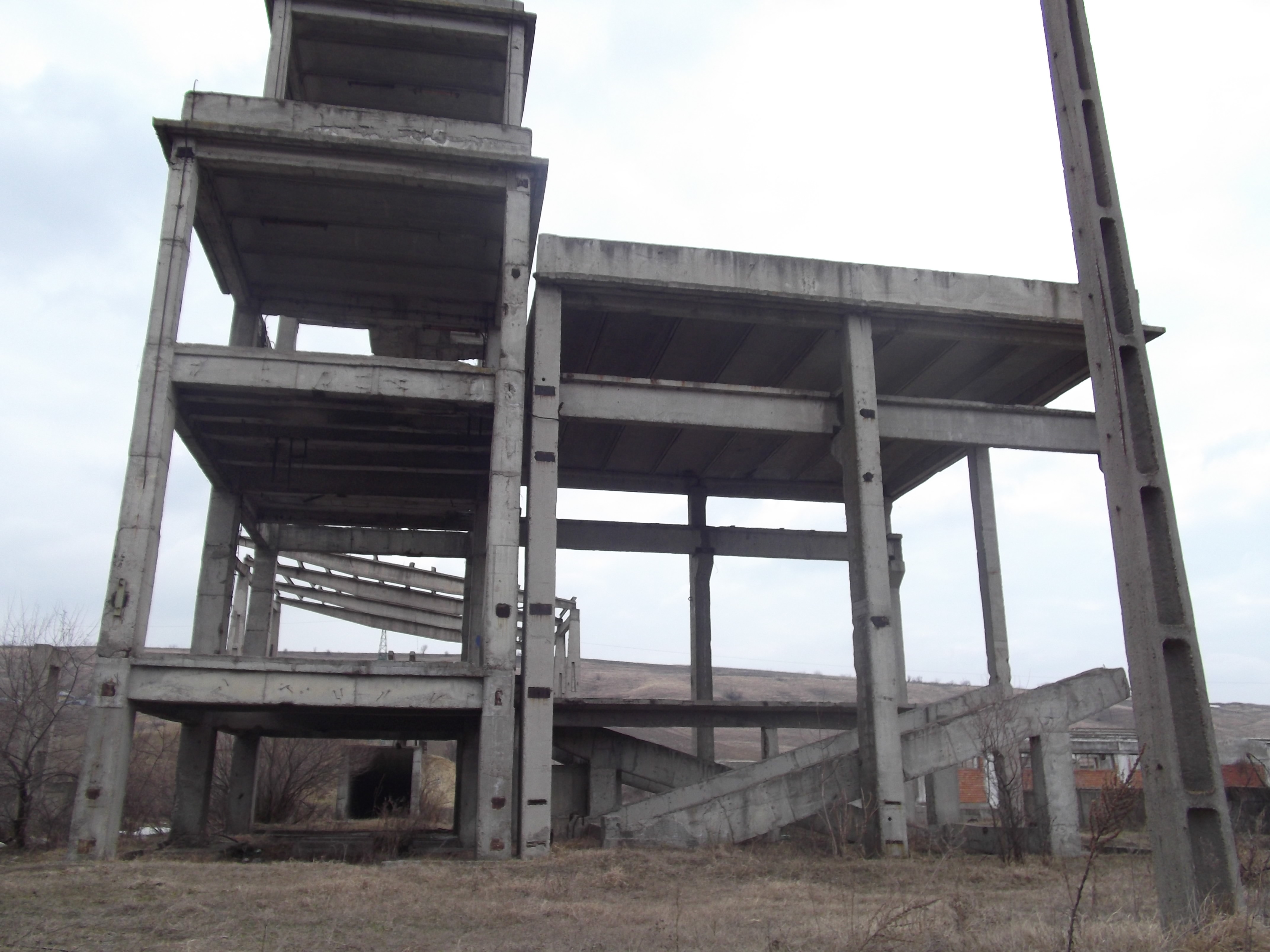 Observator astronomic cu mâinile pe piept - Dinamită pentru Balinteşti