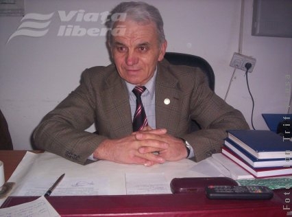 Complex administrativ cu trandafiri albi 