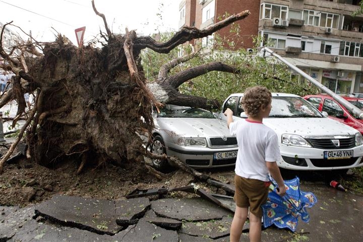 Unul dintre efectele furtunii: Gălăţenii au dat năvală la asigurători