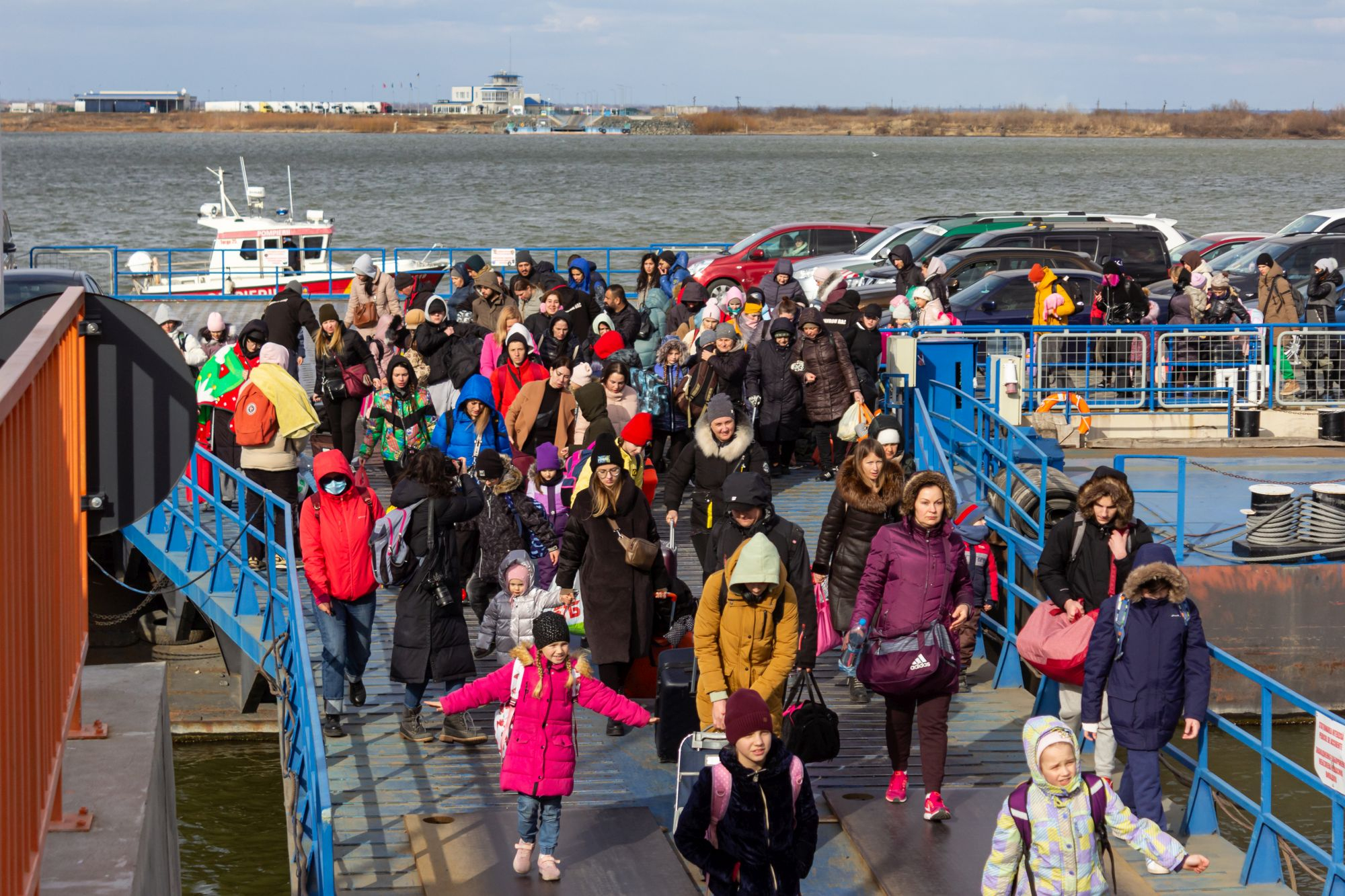 De la o oală cu borş la zeci de maşini cu ajutoare. Mulţi voluntari gălăţeni în vama de la Isaccea (FOTO)
