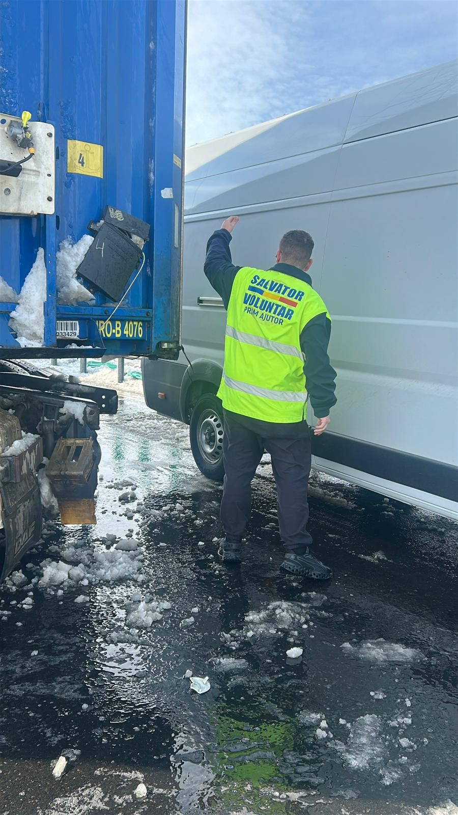 O echipă medicală gălățeană a ajutat un şofer accidentat pe A7