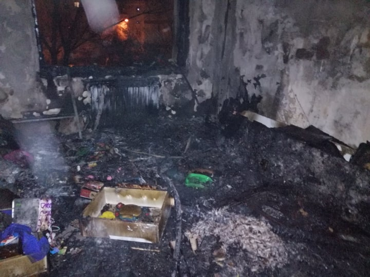 Incendiu provocat de instalația unui brad. Pompierii au decis evacuarea de urgență a întregului imobil (FOTO)