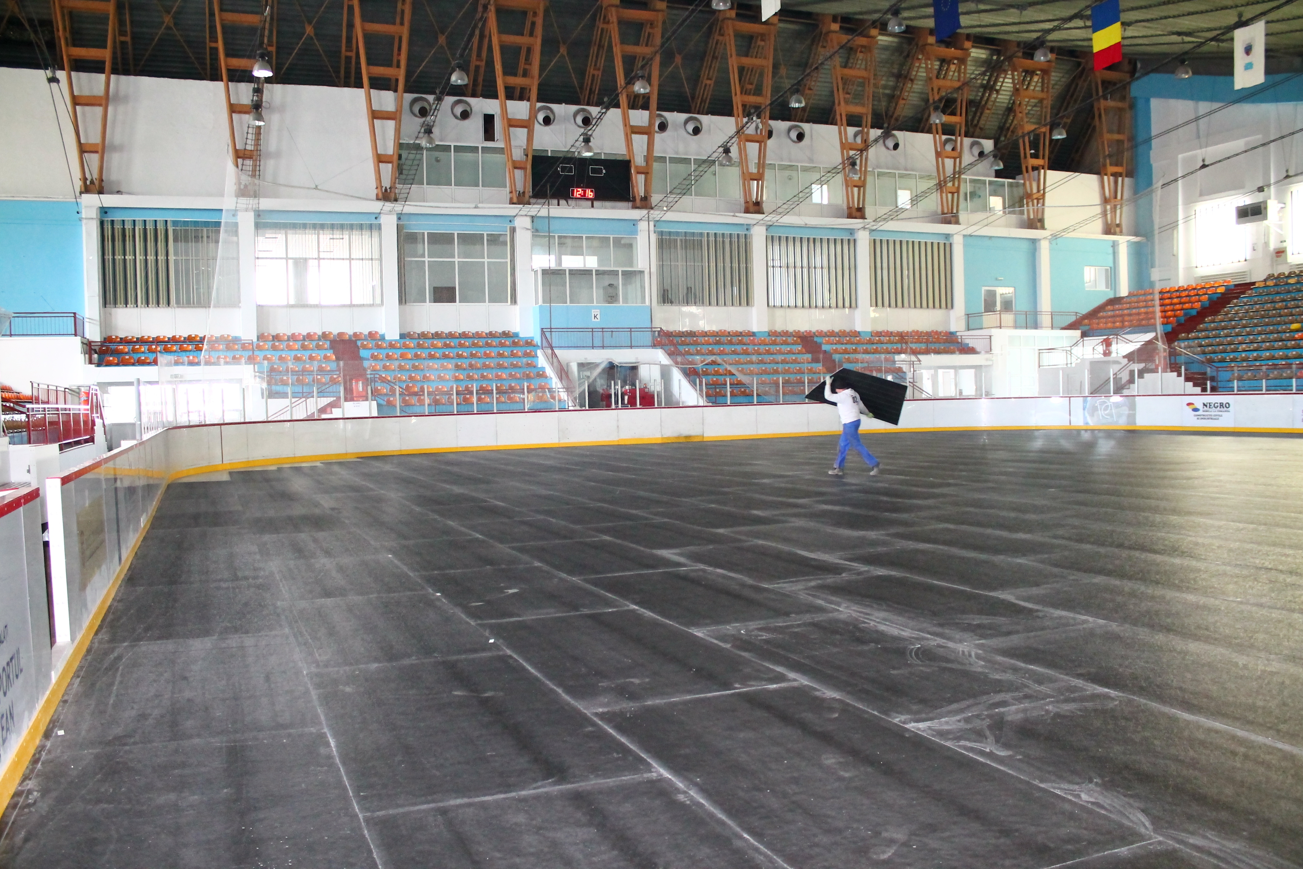 PATINOARUL devine SALĂ POLIVALENTĂ fără topirea gheţii