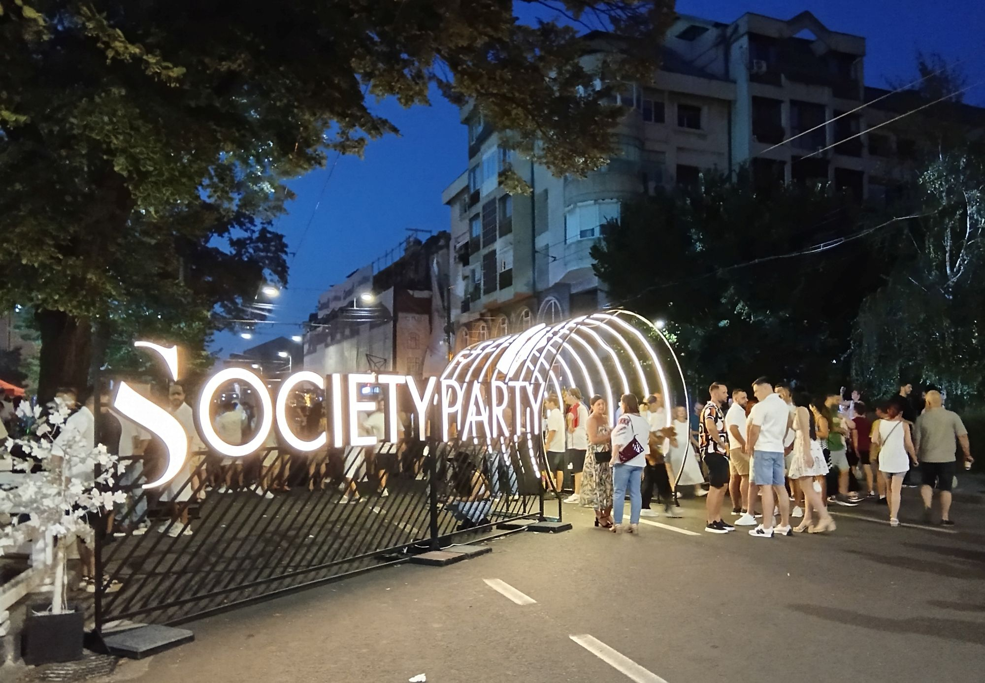 Atmosferă de club pe strada Domnească (FOTO)