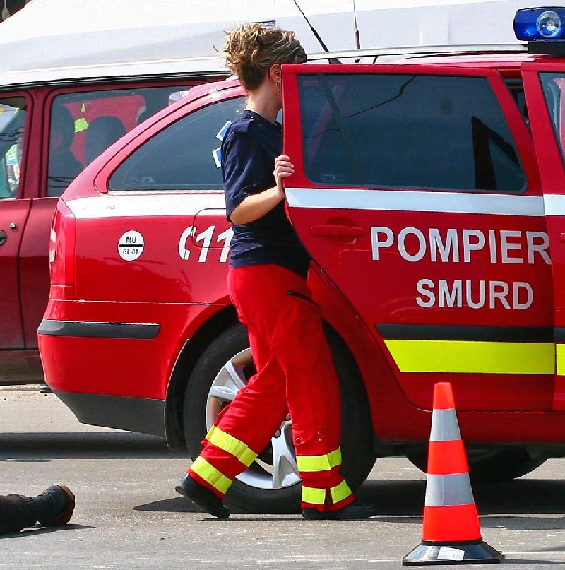 Salvată de intervenţia pompierilor, după ce i s-a făcut rău în propria casă