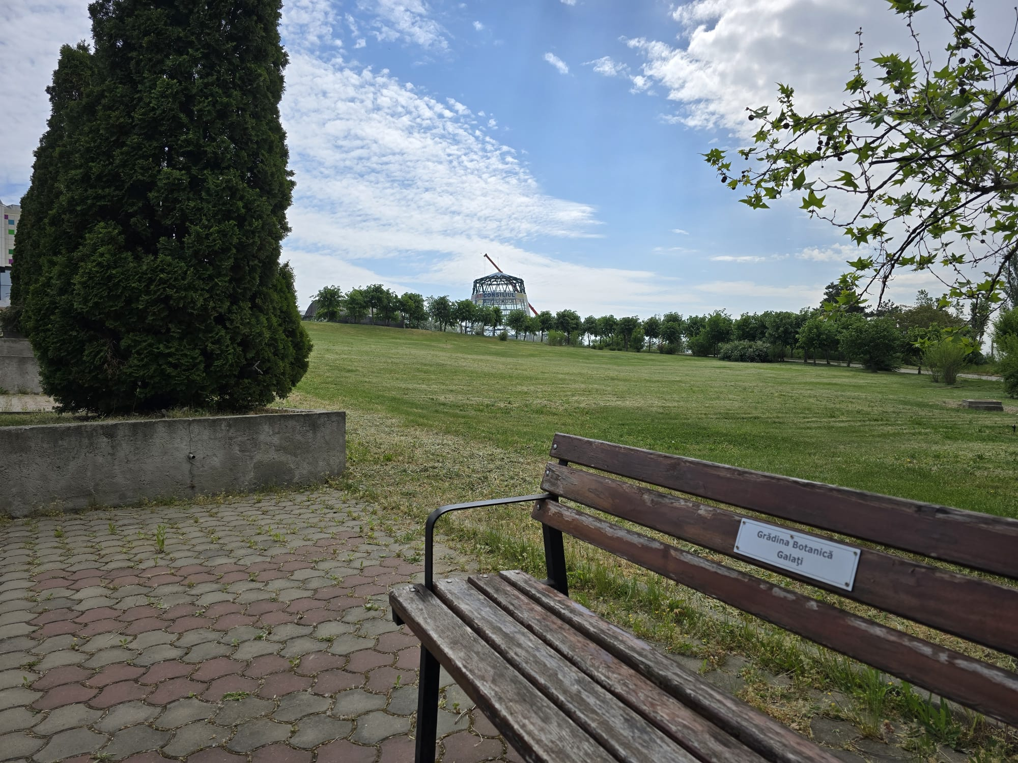 Îngrijirea spațiilor verzi de la Grădina Botanică Galați și maimuțele din Olanda