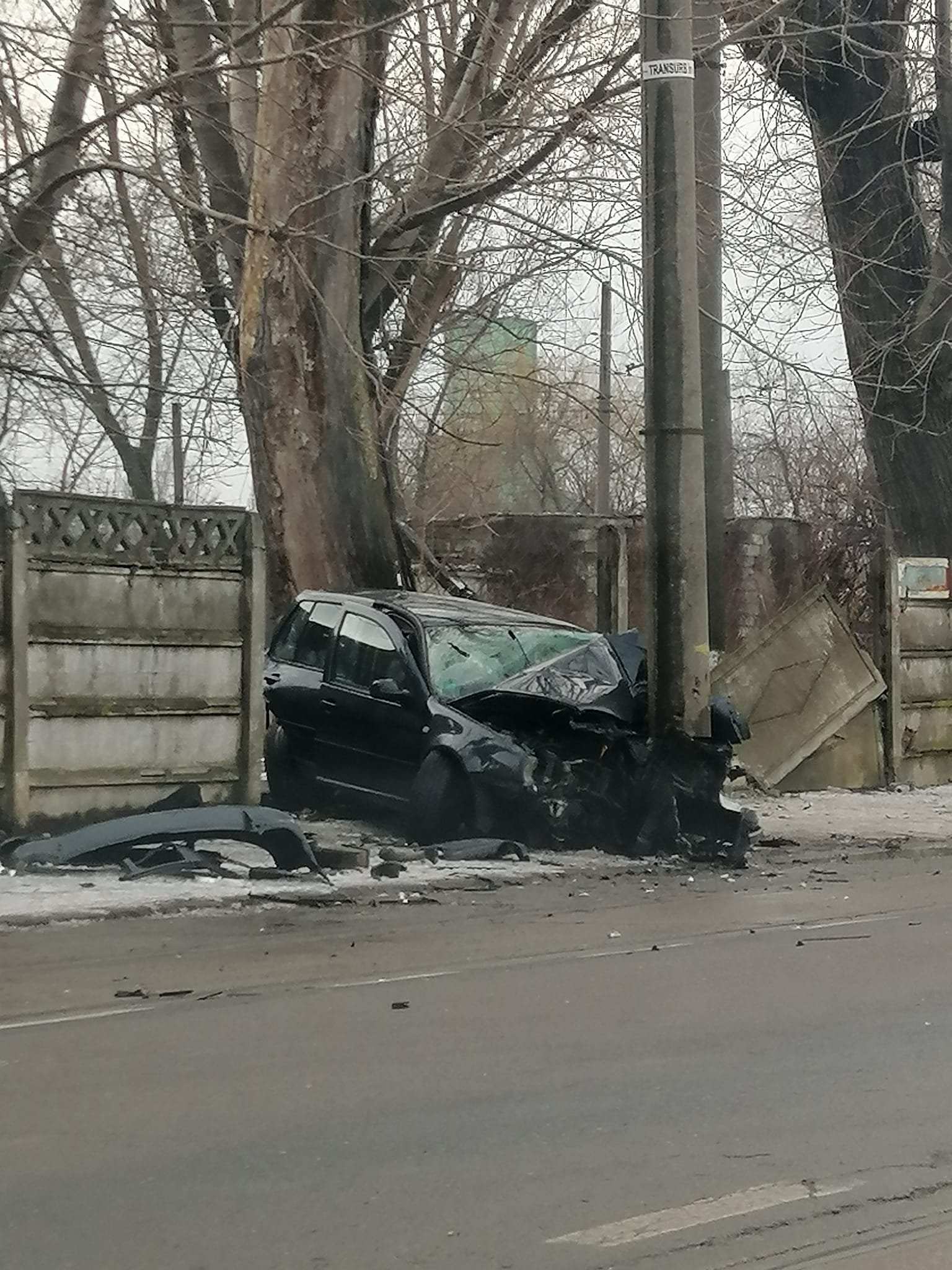Accident pe strada Ștefan cel Mare. Patru răniți într-o mașină "înfiptă" în stâlp