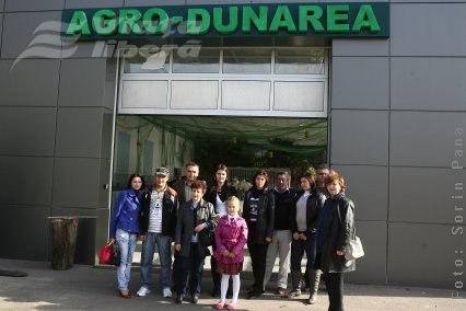 Porumbei, peruşi şi oameni fericiţi