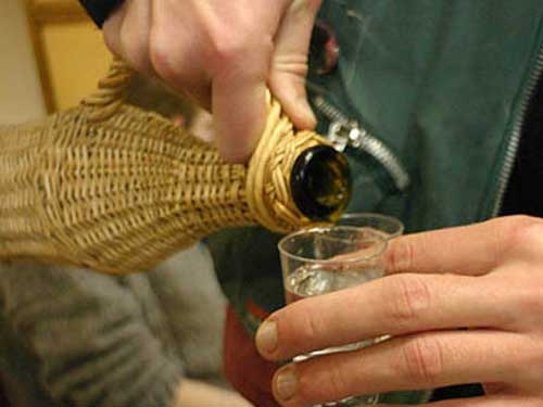 I-au furat ţuica şi apoi i-au "zugrăvit" locuinţa