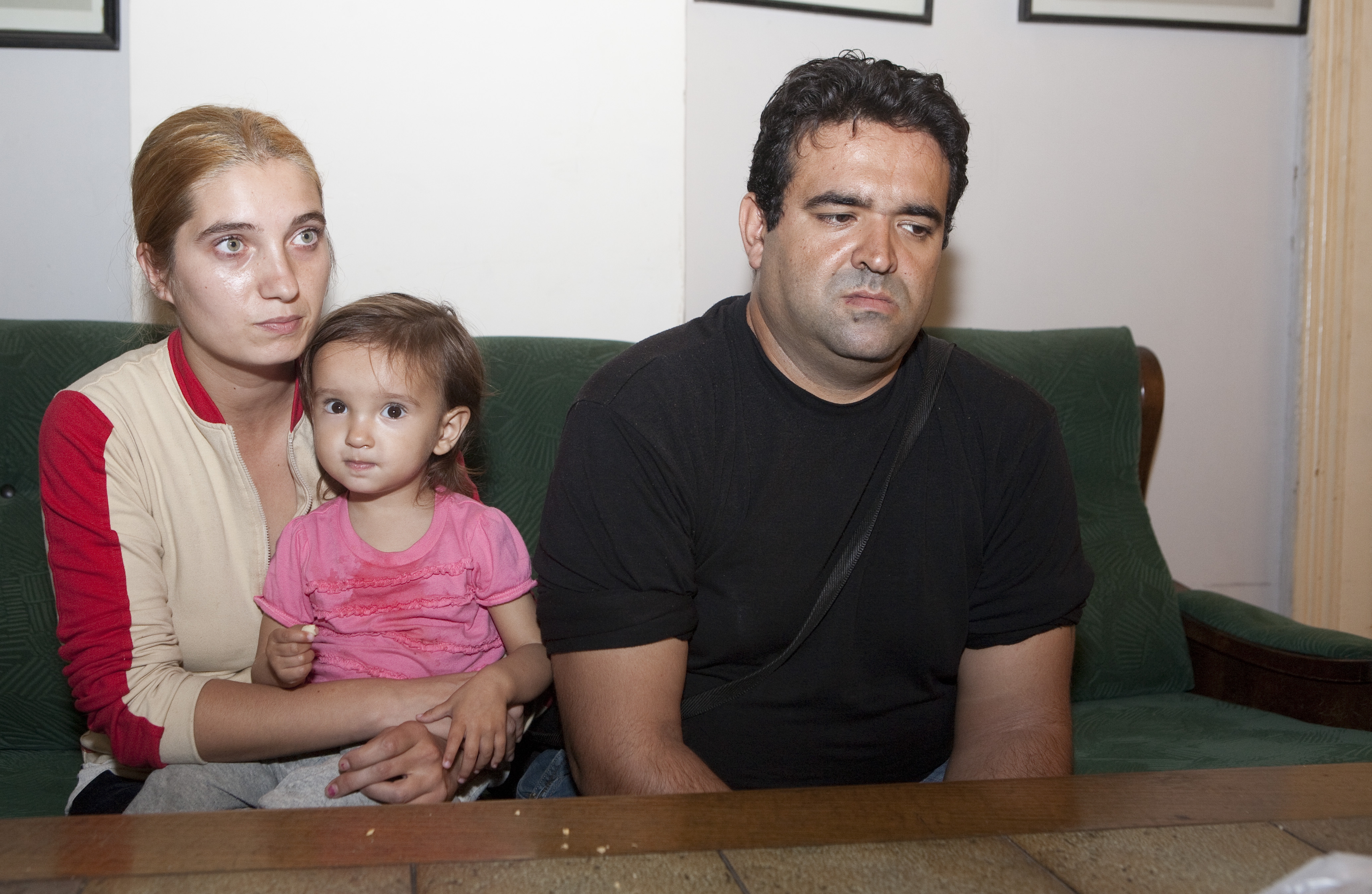 O familie cu doi copii doarme în stradă 