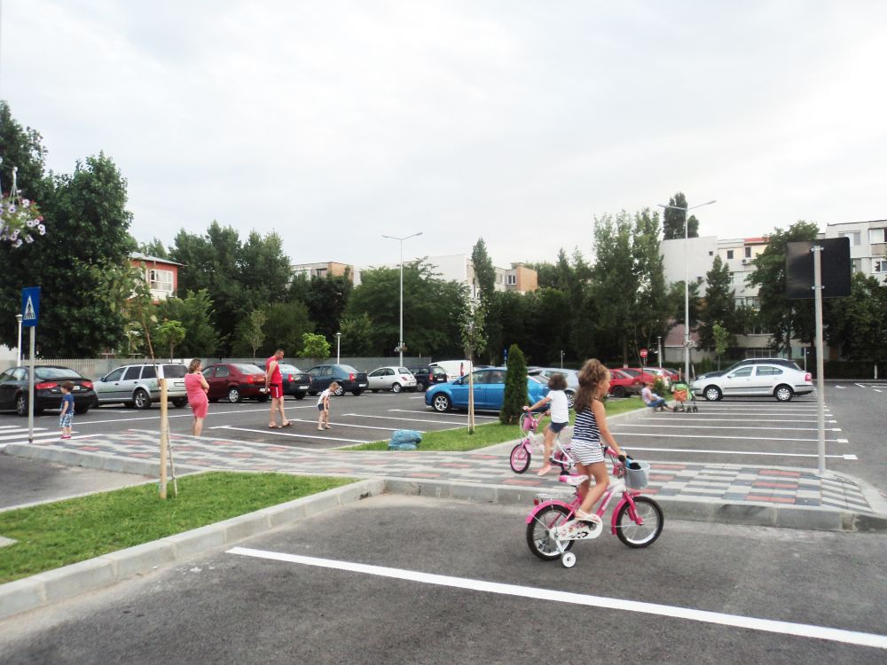 La joacă, printre mașini și prin parcări