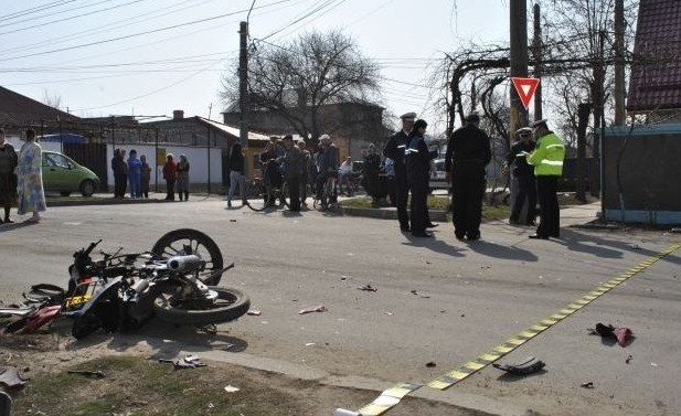 Accident teribil la Ghidigeni, între un moped şi o căruţă!