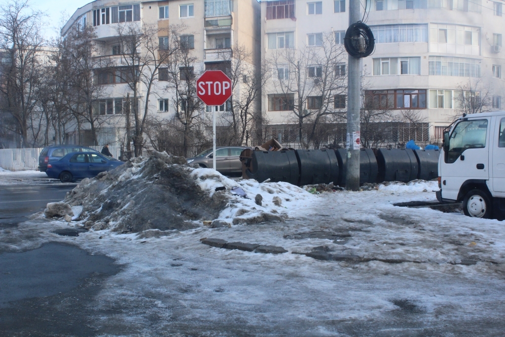 În Micro 21, pietonii merg pe stradă şi maşinile stau pe trotuar (FOTO)